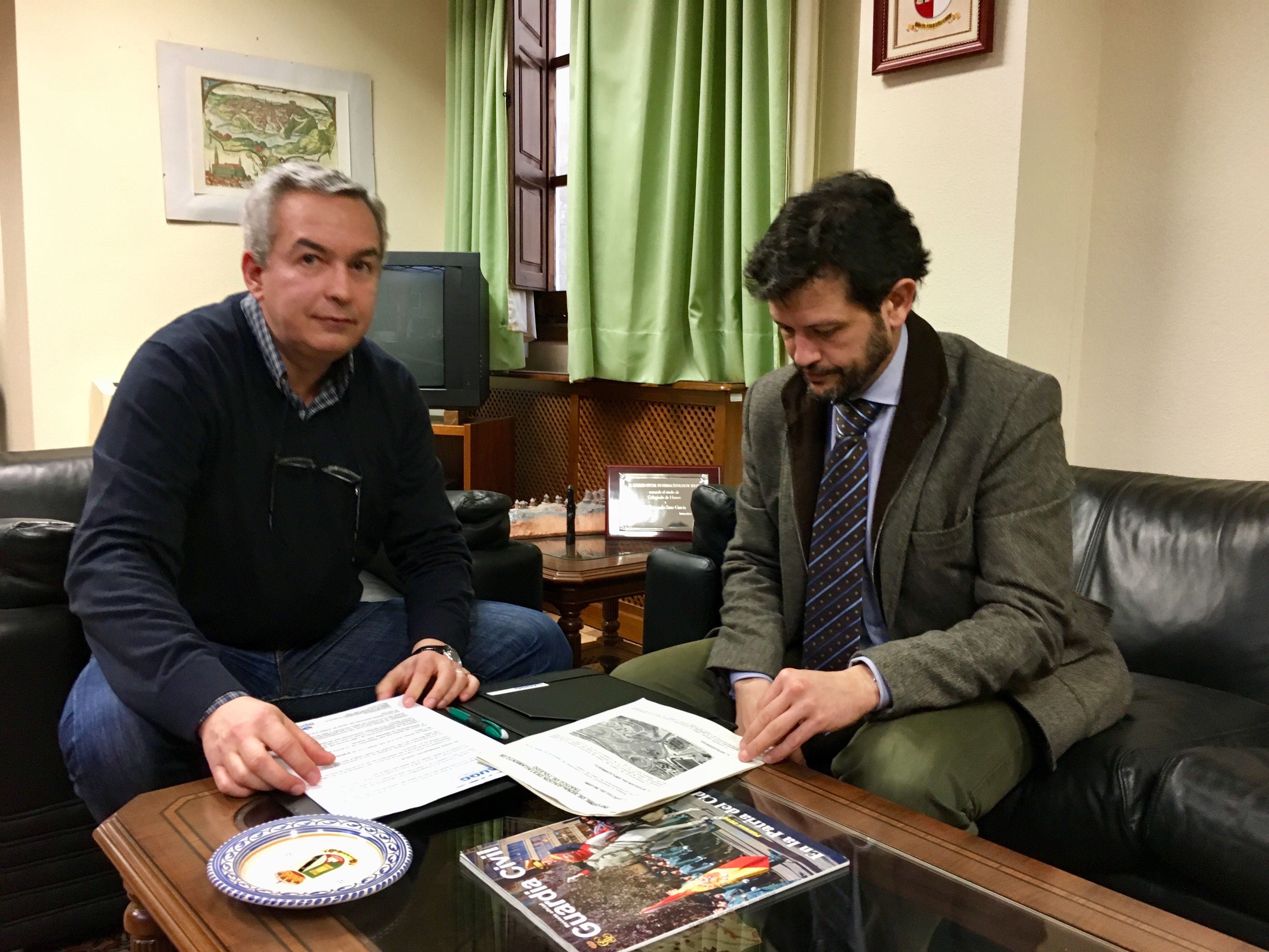El secretario general provincial de AUGC Toledo, Francisco Javier García Peña (izqda.) con el Subdelegado del Gobierno en Toledo, Fernando Sanz García.