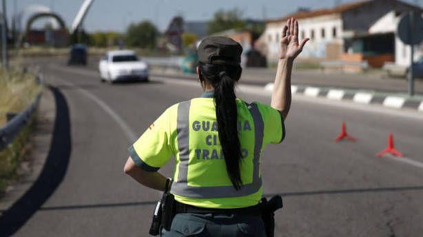 Una guardia civil de la Agrupación de Tráfico durante un servicio.