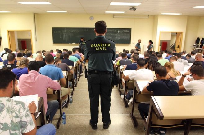 Aspirantes a guardia civil durante unas pruebas de ingreso. Foto: Miguel Rodríguez / El Mundo