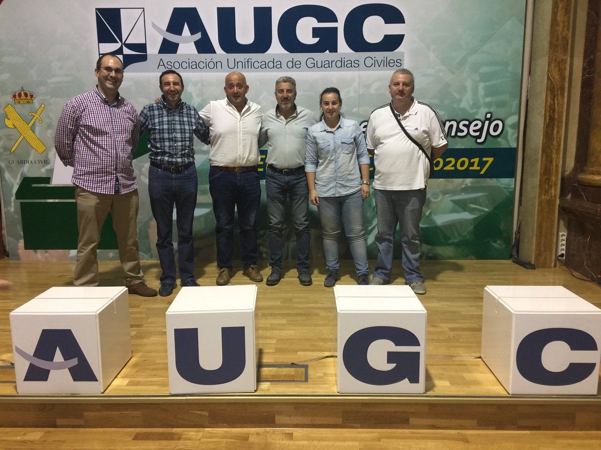 Serviliano Valencia (en el centro con camisa blanca), posa con el resto de la Junta Directiva Provincial de AUGC Badajoz. Serviliano Valencia (en el centro con camisa blanca), posa con el resto de la Junta Directiva Provincial de AUGC Badajoz.