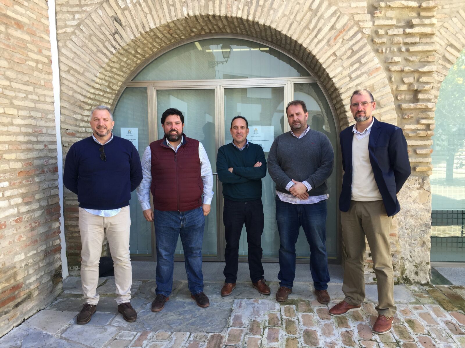 Los representantes de AUGC Sevilla, con el alcalde de Lora del Río, Antonio Miguel Enamorado (con chaleco granate).