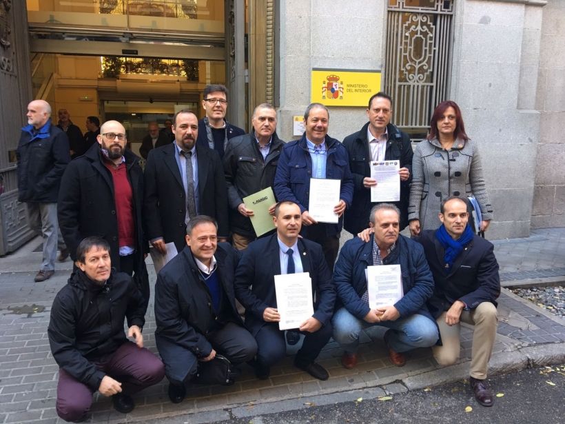 Representantes de asociaciones profesionales de la Guardia Civil y de sindicatos de la Policía Nacional, ante la sede del Ministerio del Interior.