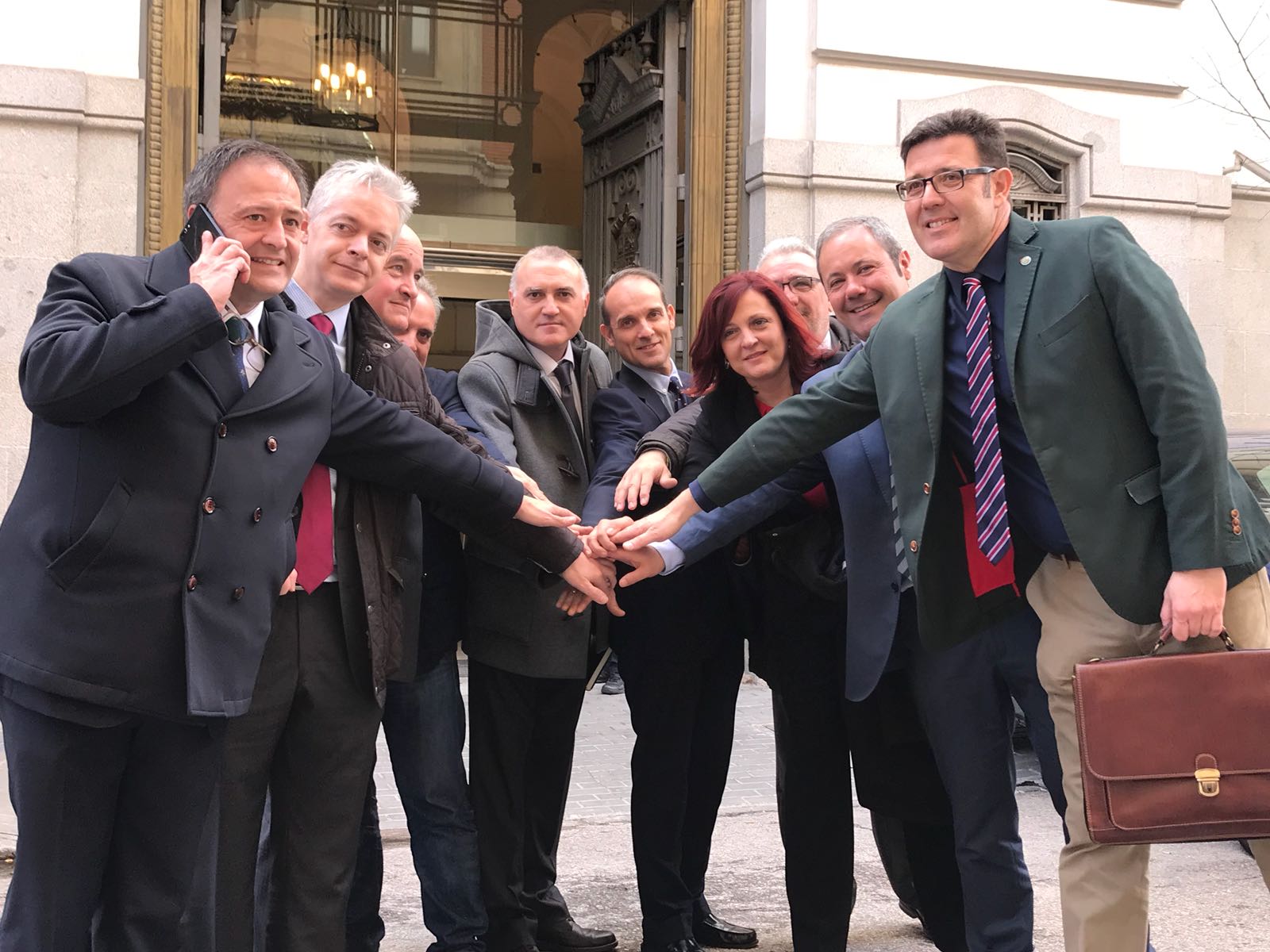 Los representantes de asociaciones y sindicatos posan con el ministro del Interior y otros cargos tras la firma del acuerdo de equiparación salarial.