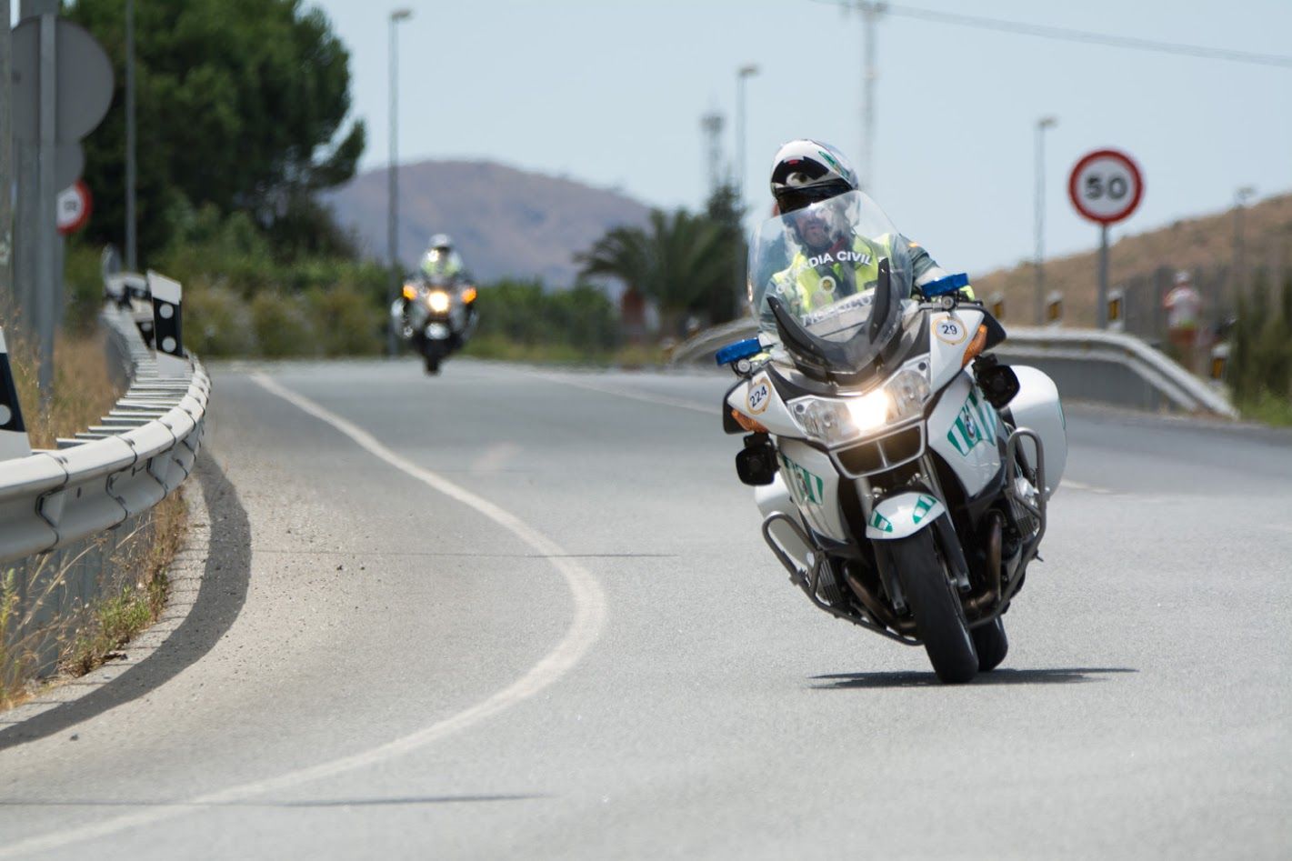 Un motorista de la Guardia Civil durante una patrulla.