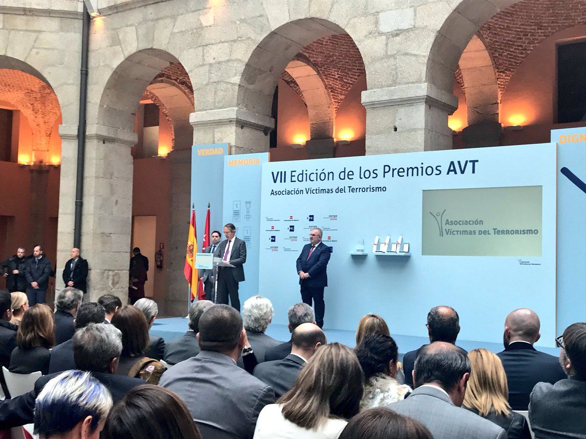 El presidente de EFE, José Antonio Vera, se dirige a los asistentes tras recibir el premio concedido a la agencia estatal de noticias..