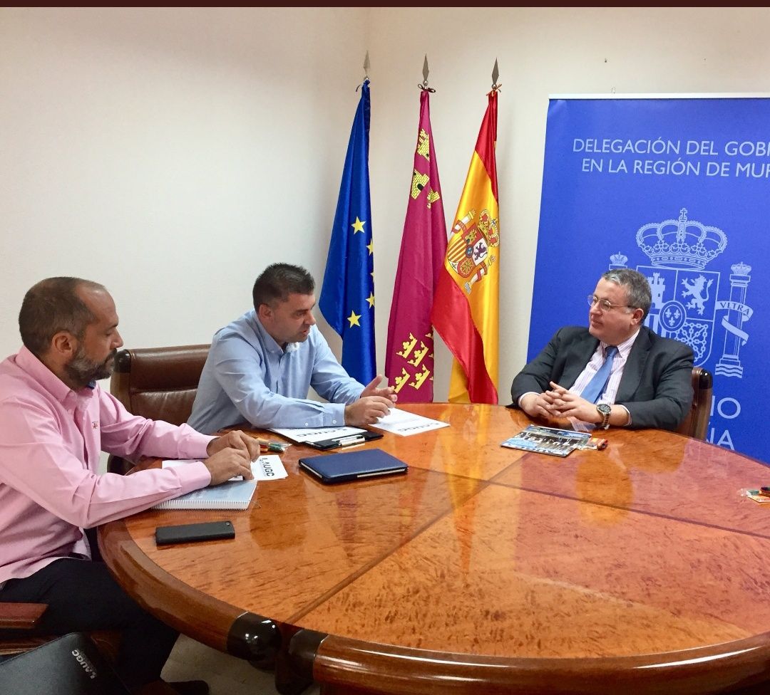 Los representantes de AUGC Murcia y el delegado del Gobierno en la región, Francisco Bernabé, en un momento de la reunión.