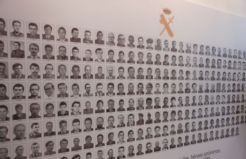 Panel fotográfico con las imágenes de todos los compañeros guardias civiles que perdieron la vida bajo el terrorismo de ETA.