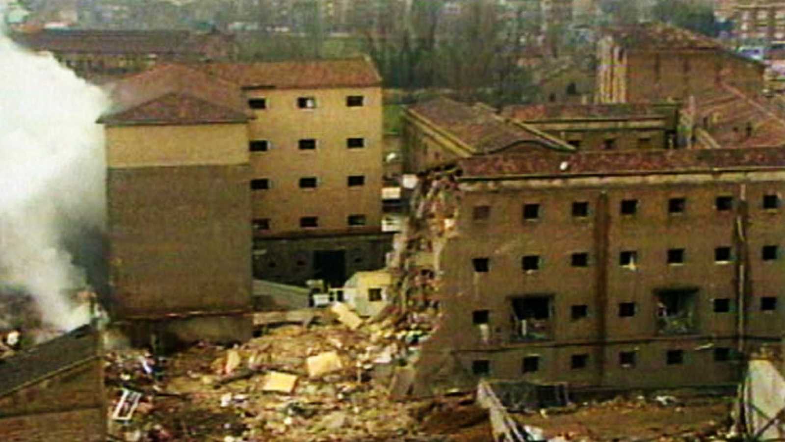 Estado de la casa cuartel de Zaragoza tras el atentado de 1987, en el que murieron 11 personas, entre ellas cinco niñas.