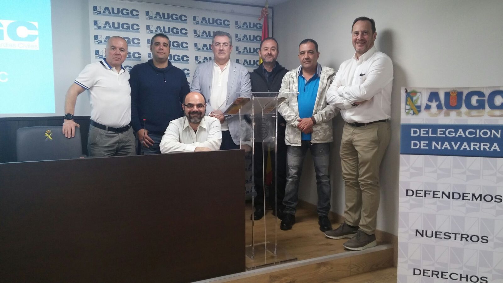 La Junta Directiva Provincial de AUGC Navarra posa acompañada por el Secretario Nacional de Finanzas de AUGC, Juan Antonio García Momblona (derecha).