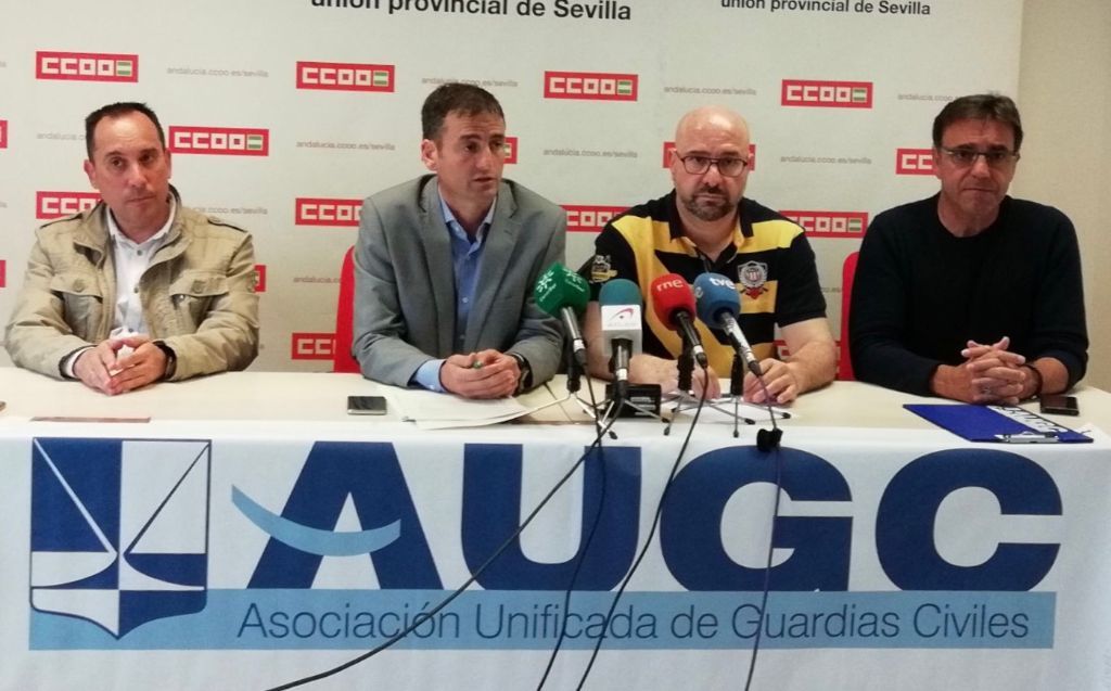 Representantes de AUGC, en la rueda de prensa. De izquierda a derecha: José Manuel Manso, secretario general de la delegación de Sevilla; Juan Fernández, portavoz nacional; José Encinas, responsable de la delegación de Cádiz; y Javier Torrellas