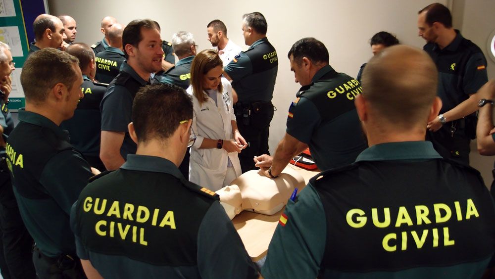 Un grupo de guardias civiles practicando primeros auxilios en un curso con sanitarios.