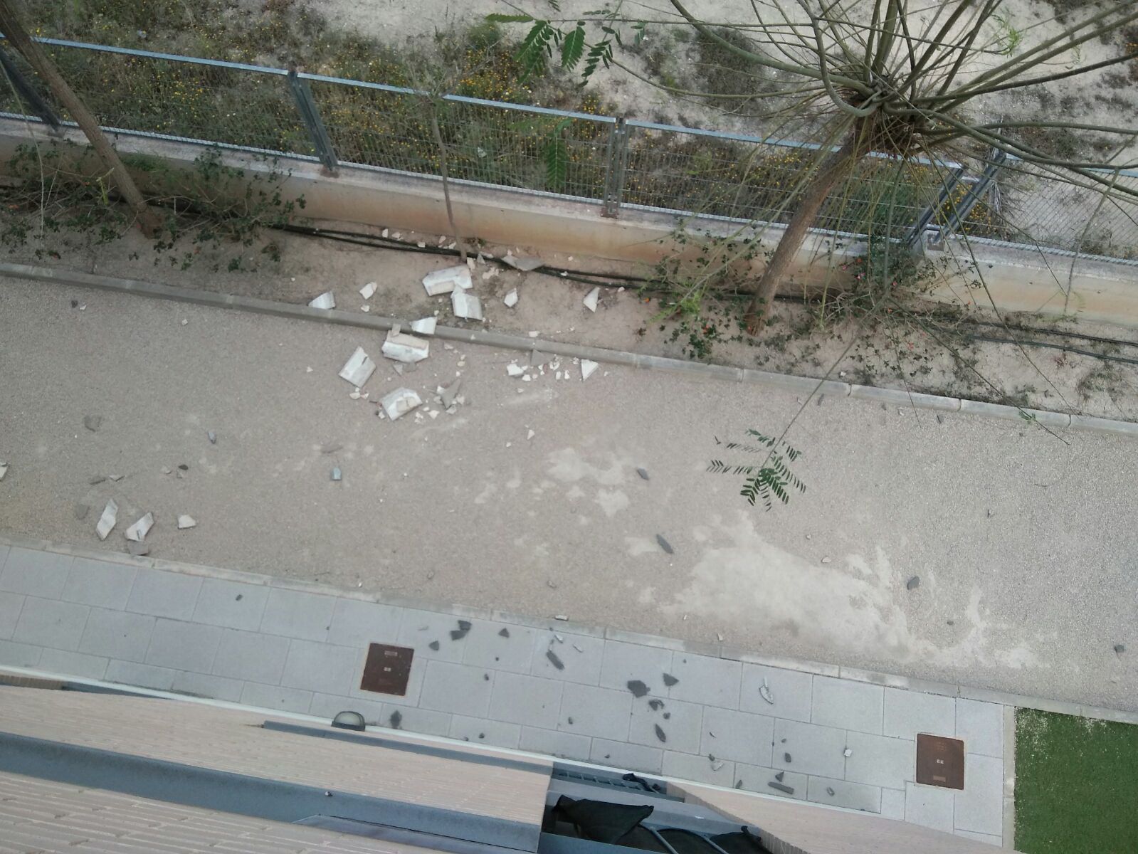 Vista de los restos desprendidos de la fachada.