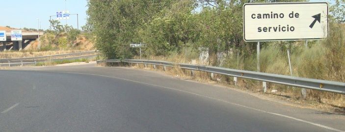 El acceso al camino que conduce hasta el acuartelamiento carece de señalización alguna.