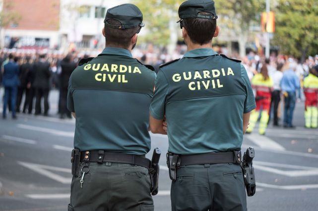 Dos guardias civiles durante un servicio