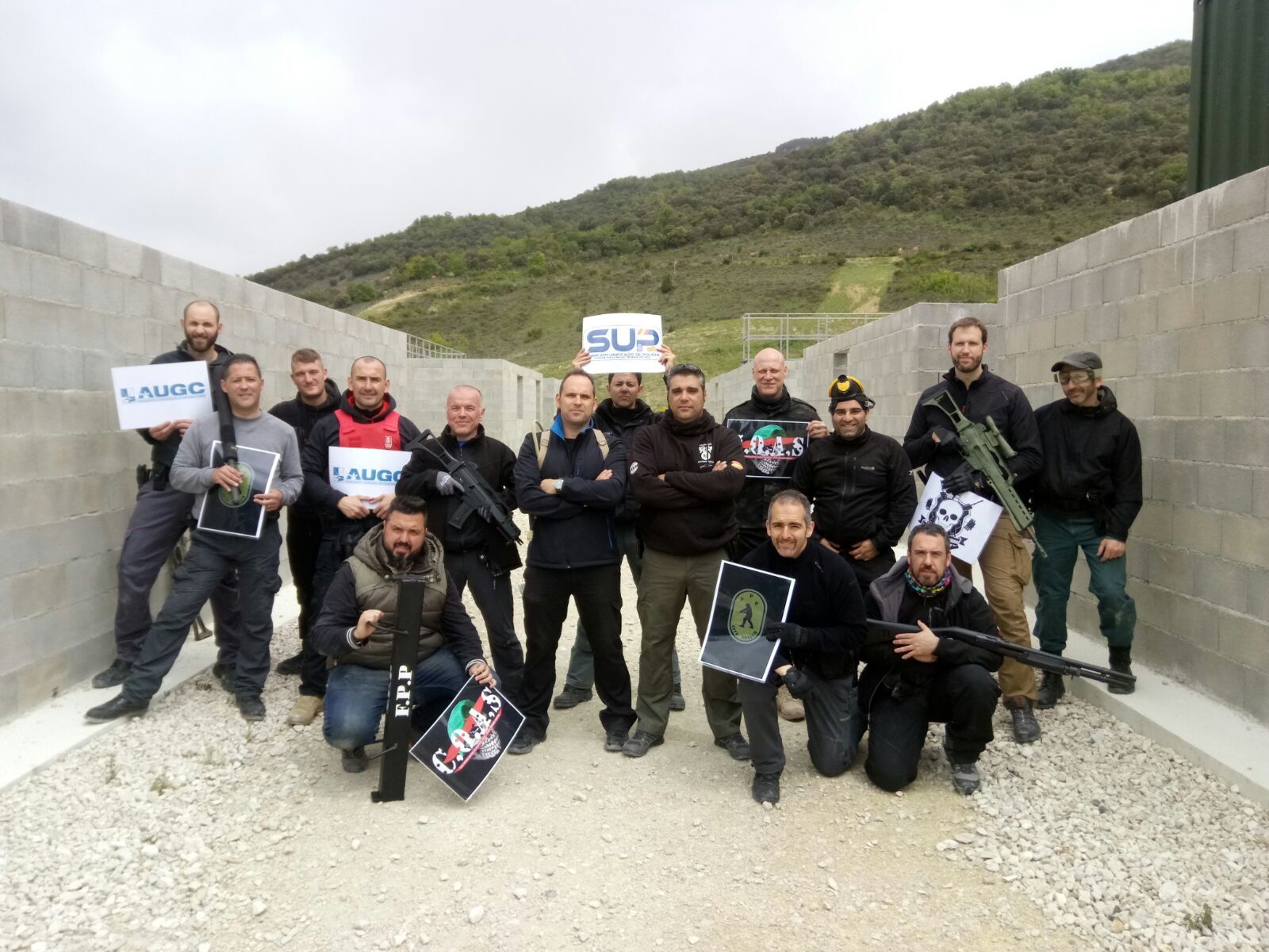 Varios alumnos del curso posan para la foto de grupo.
