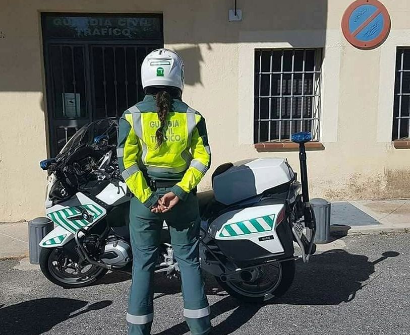 Una agente de la Agrupación de Tráfico de la Guardia Civil.