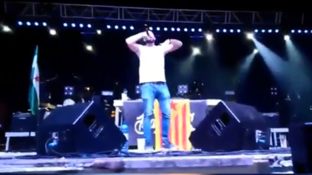 Captura del vídeo donde el rapero insta a su público a salir "a matar a un puto guardia civil".