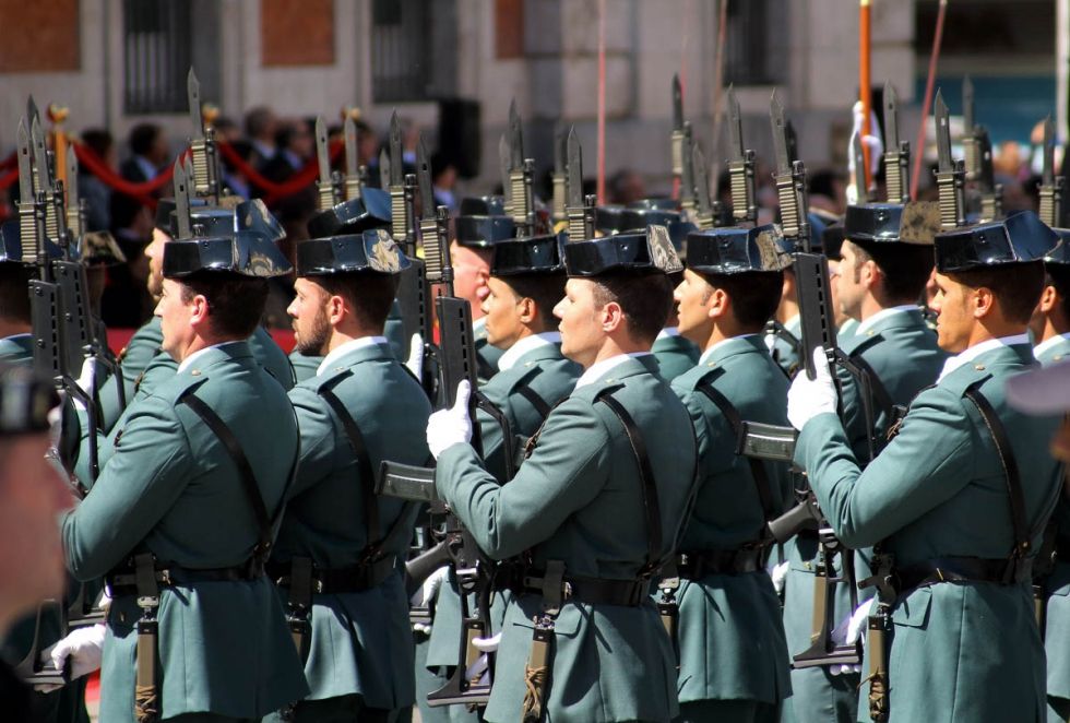 Guardias civiles desfilando.