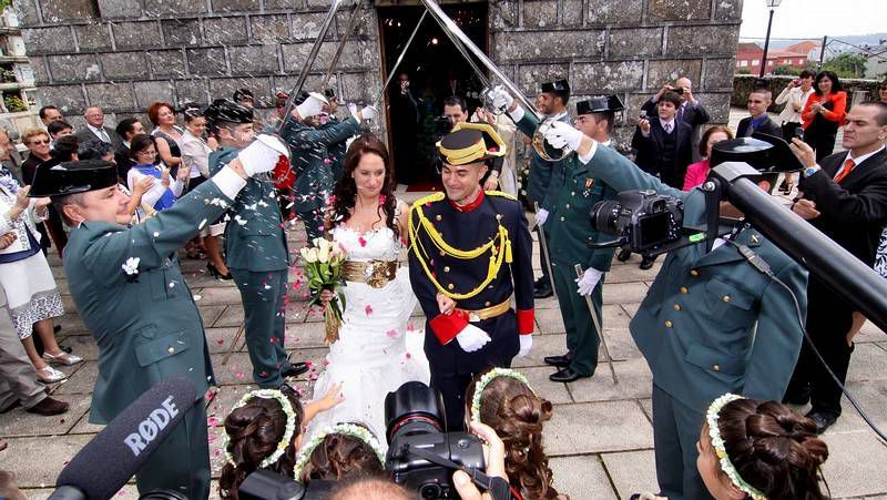 La sentencia establece que los guardias civiles retirados pueden vestir "sin limitación" el uniforme en actos sociales solemnes.