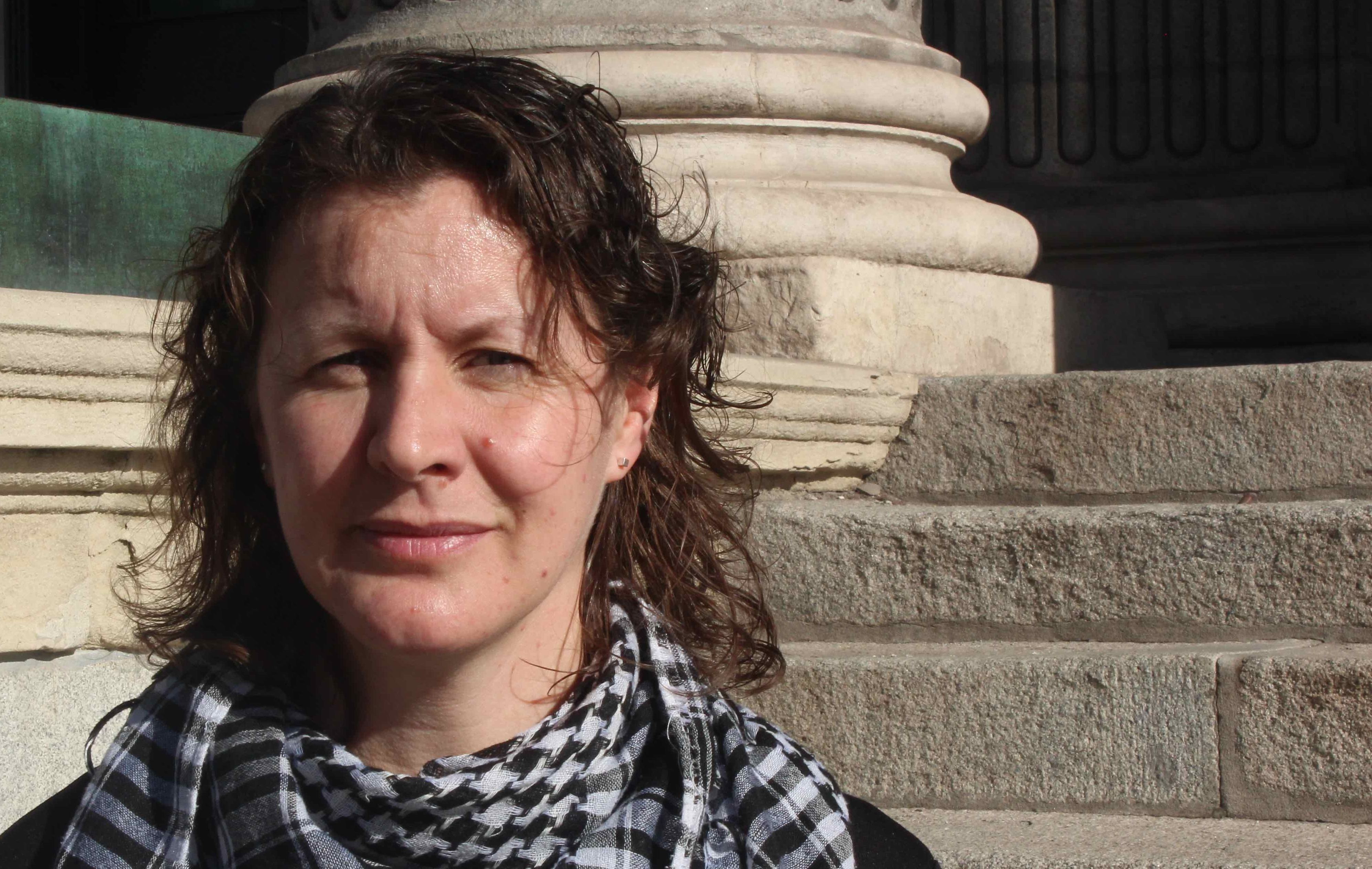 Alicia Sánchez posa ante el Congreso de los Diputados.