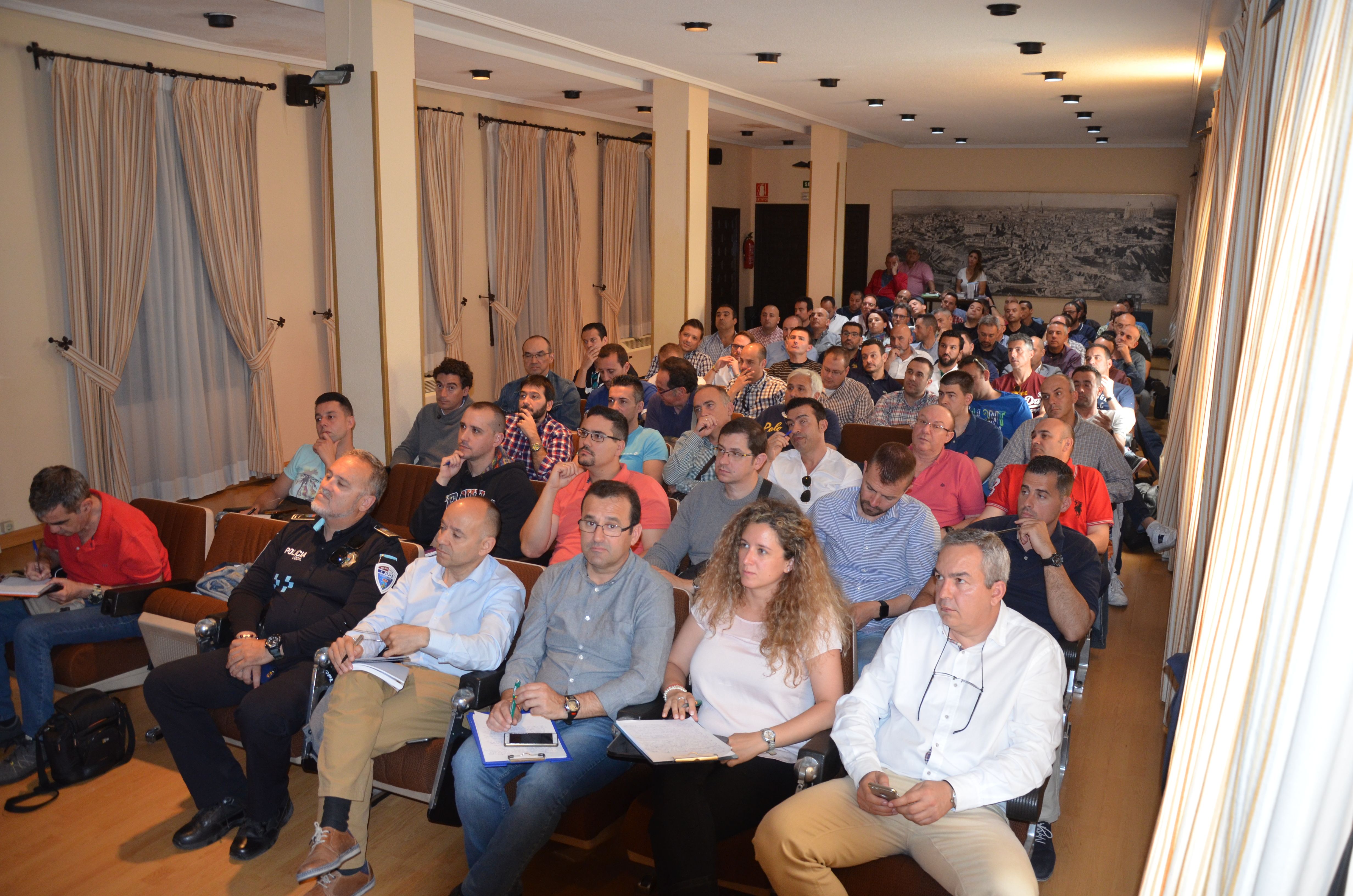 A las jornadas asisten más de un centenar de agentes.