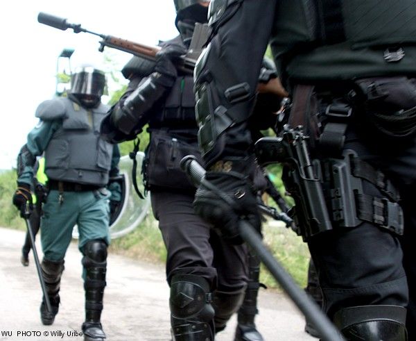 Guardias civiles con sus defensas. Foto: Willy Uribe