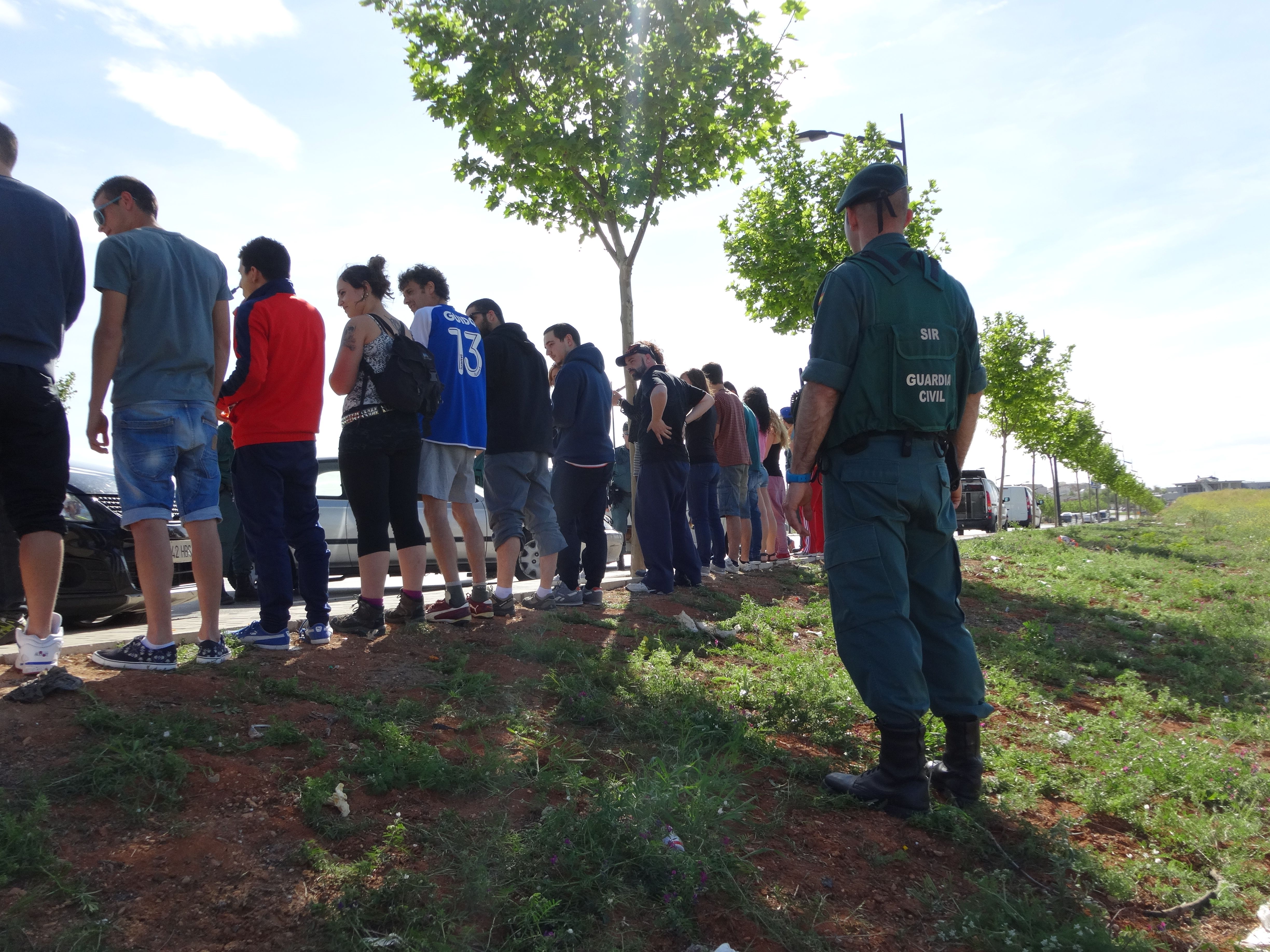 Un guardia civil vigila durante una prueba deportiva.