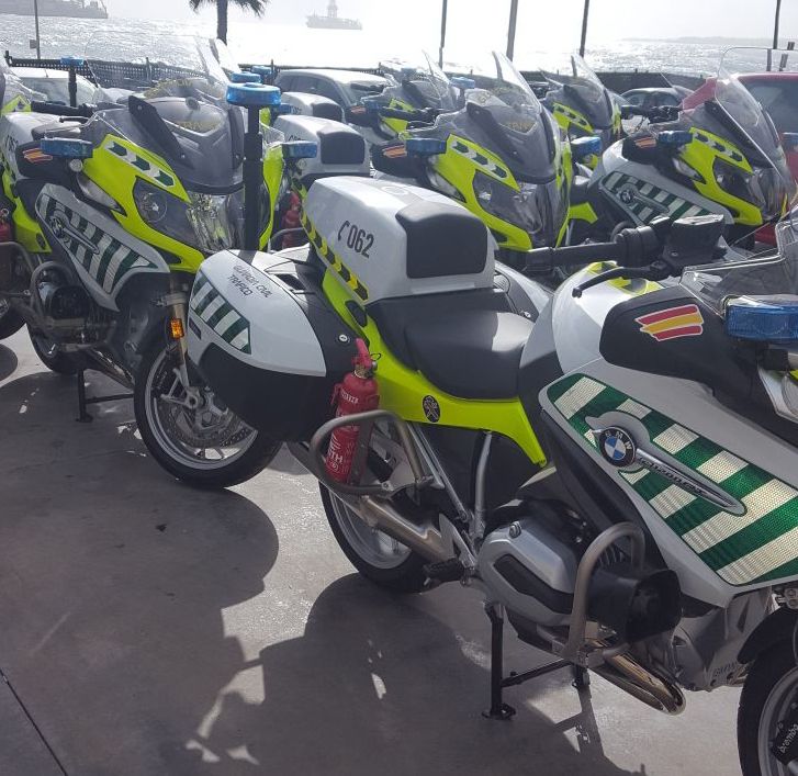 Motocicletas de la Guardia Civil con el extintor fijado a un lateral.