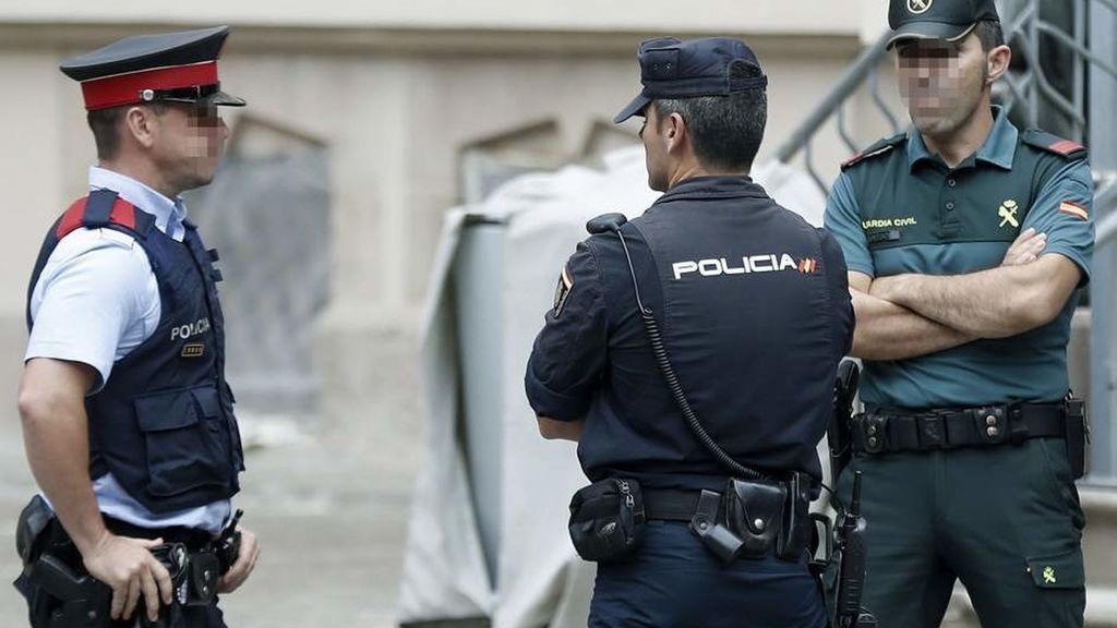 Un mosso, un policía nacional y un guardia civil, las mismas funciones, distinto salario.