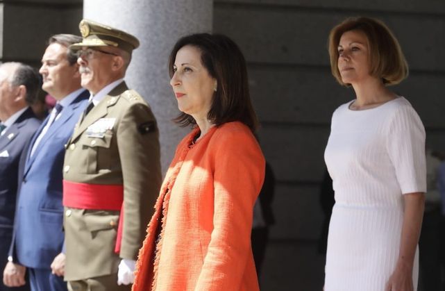 La ministra de Defensa, Margarita Robles, en un acto militar junto a su predecesora en el cargo, María Dolores de Cospedal.