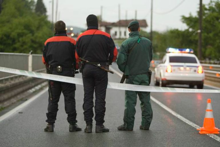 Un guardia civil junto a dos ertzainas.