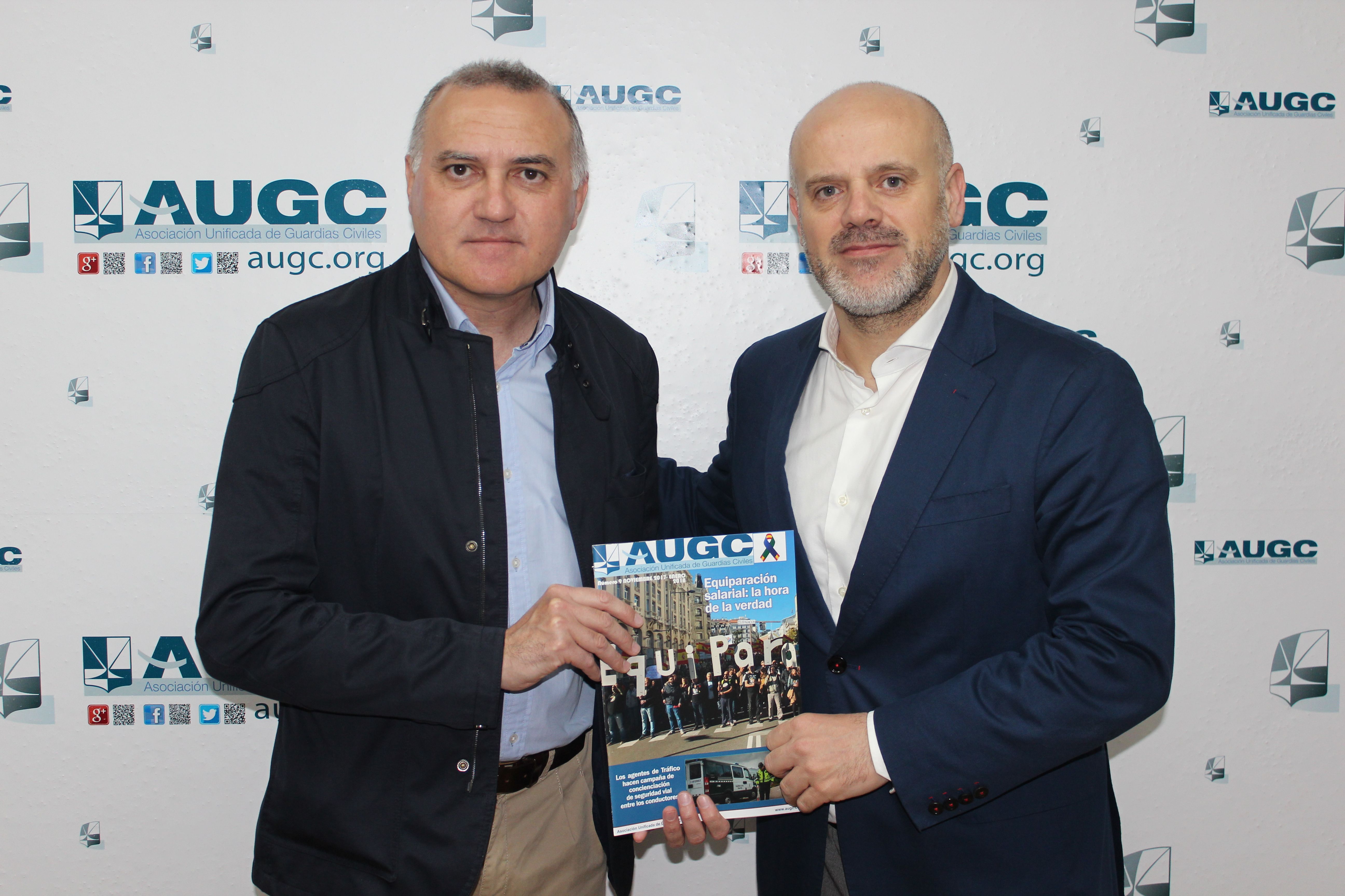 Alberto Moya (izquierda) y Jesús Carretero, de UCI, posan con un ejemplar de La Revista de AUGC.