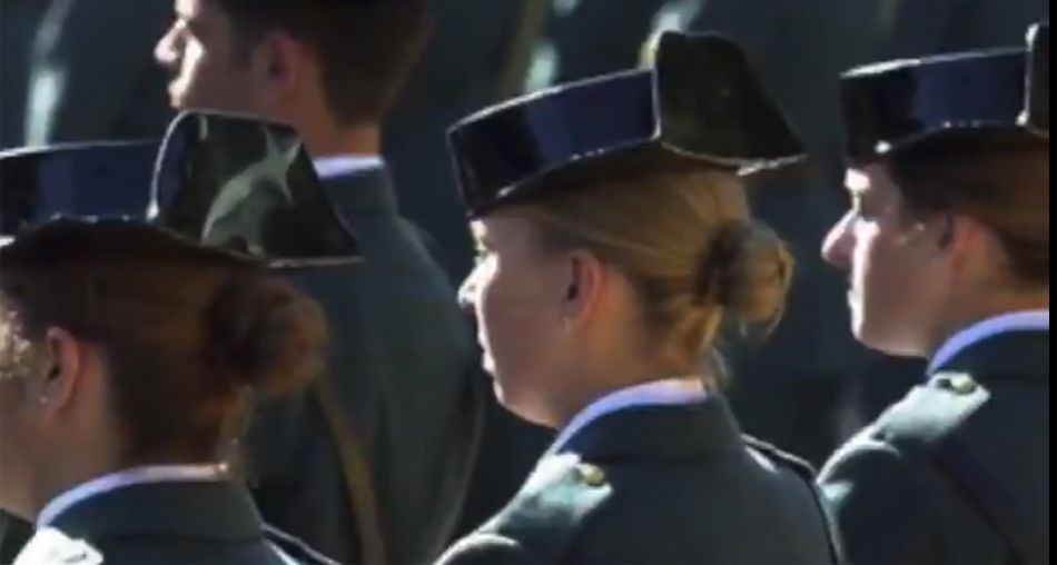 La difícil situación de la mujer, como guardia civil, en un entorno masculinizado.