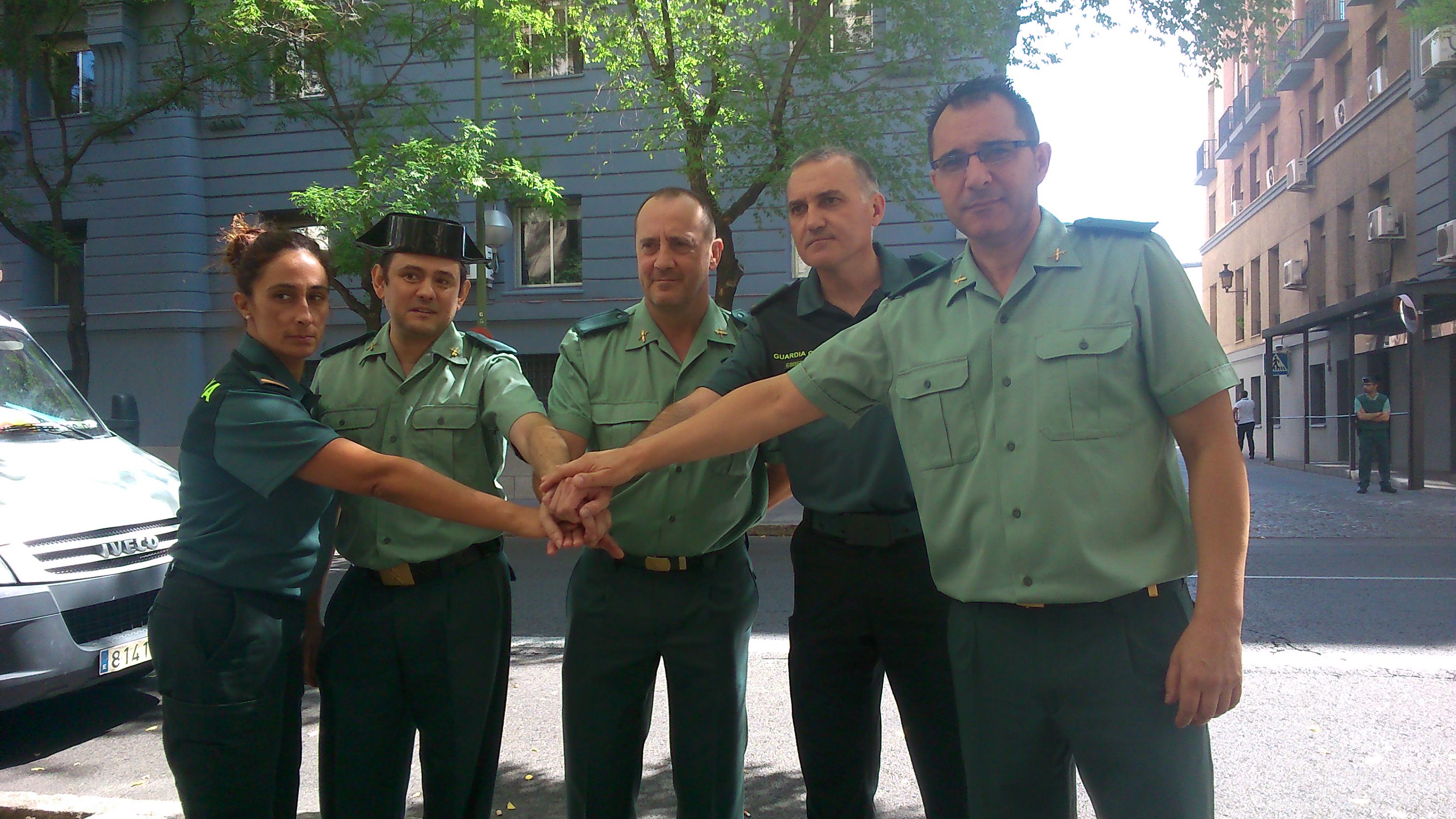 Pilar Villacorta posa con otros miembros de la JDN de AUGC ante las puertas de la Dirección General antes de declarar por los expedientes abiertos contra ellos en 2015.