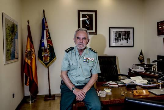 El anterior Jefe de la Comandancia de Alicante, Manuel Muñoz, en su despacho. Foto: Pilar Cortés / Diarioinformacion