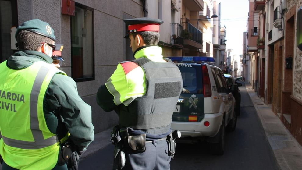 Un guardia civil y un mosso d'Esquadra.