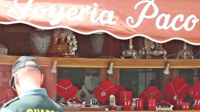 Un guardia civil frente a la joyería donde se produjo el crimen.