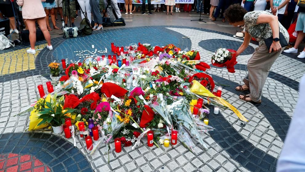 Homenaje a las víctimas en Barcelona. Foto: Alejandro García / EFE