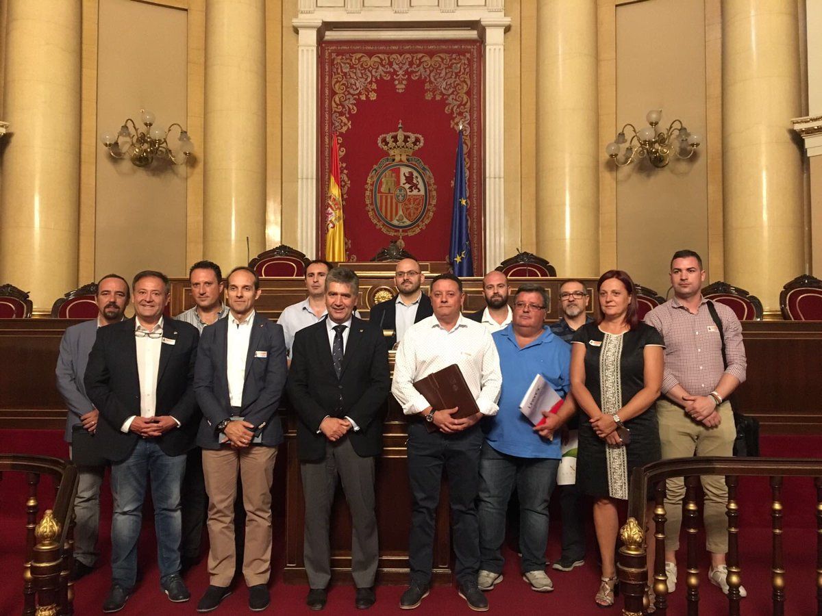Representantes de asociaciones profesionales de la Guardia Civil y sindicatos de la Policía Nacional posan en la Cámara Alta con senadores del Grupo Popular tras la reunión.