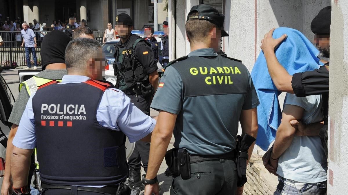 Un guardia civil junto a un mosso d'Esquada.