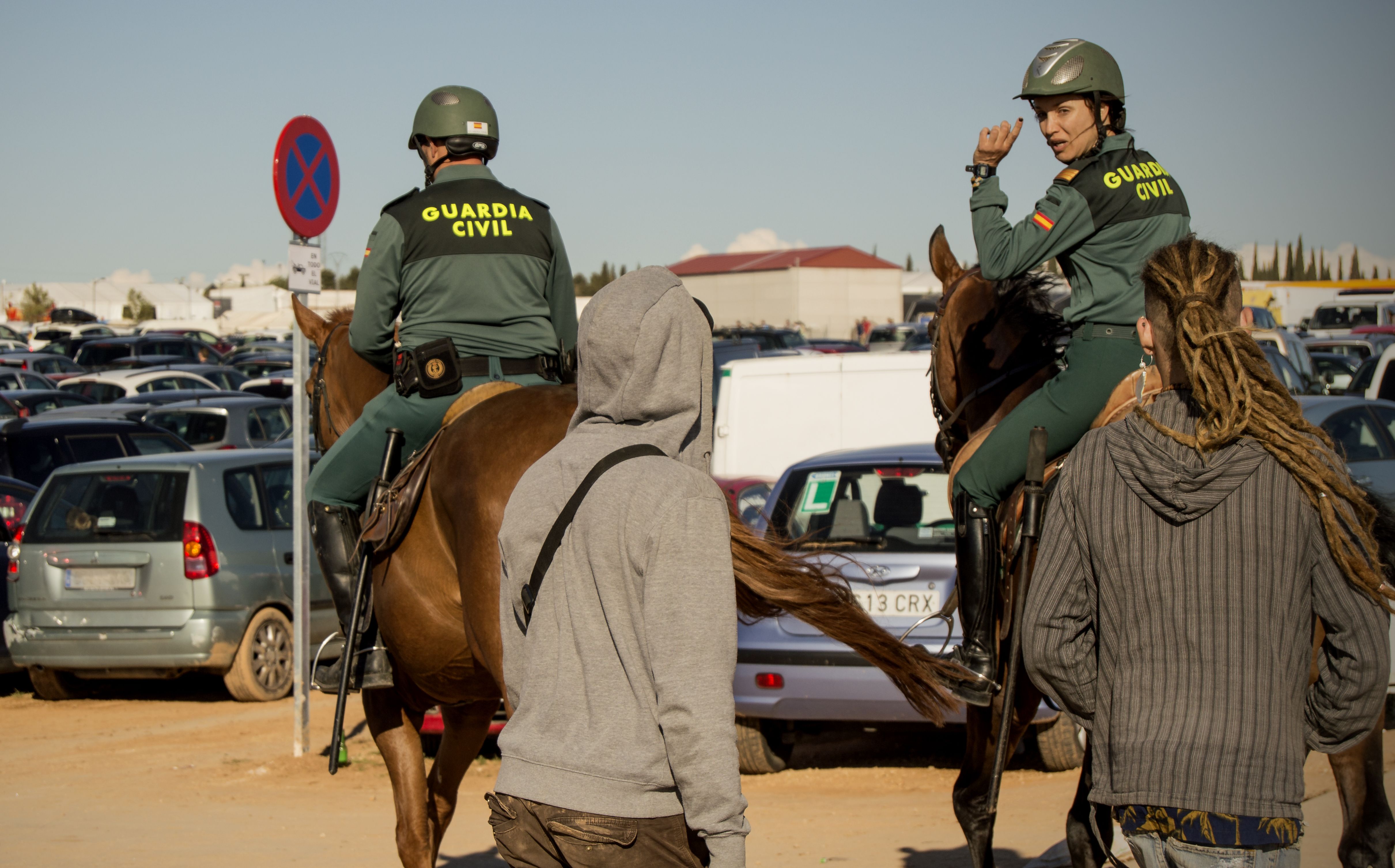 Dos guardias civiles patrullan a caballo.