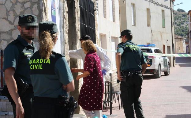 La Guardia Civil accede al bar Maribel, en el municipio vallisoletano de Castrillo-Tejeriego, donde ayer se produjo un tiroteo. / HENAR SASTRE