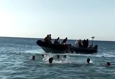 Captura del vídeo en el que los inmigrantes saltan a la playa desde una narcolancha.
