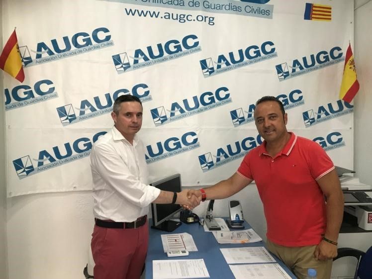 Jesús Manuel González Acuña (izqda.), letrado de Acuña Abogados, y Juan José Tocón, secretario general provincial de AUGC Valencia, ratifican el acuerdo con un apretón de manos en la sede de la asociación en la capital del Turia.