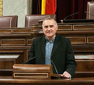 El secretario general de AUGC, Alberto Moya, posa en el hemiciclo del Congreso.