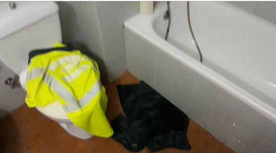 Captura de vídeo del estado de un cuarto de baño del hotel donde se alojaron los agentes.