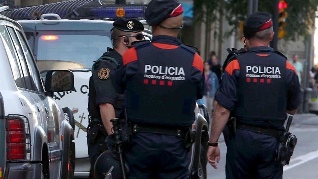 Dos mossos y un guardia civil durante una operación en Cataluña.