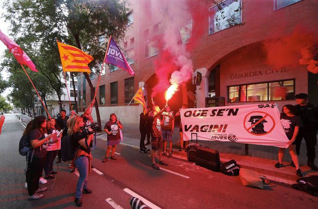 Acoso de independentistas contra un puesto de la Guardia Civil en Cataluña.