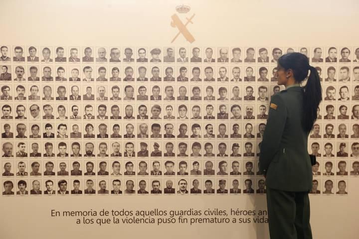 Una guardia civil observa un panel en el que se muestran los retratos de guardias civiles víctimas del terrorismo. Foto: Jesús F. Salvadores.