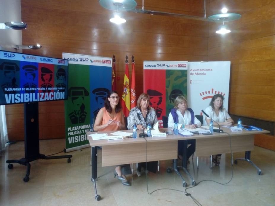 Presentación de la Plataforma esta mañana en Murcia. A la derecha de la imagen, la Secretaria de la Mujer de AUGC, Alicia Sánchez.